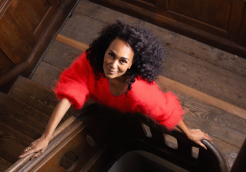 PR foto af sanger Caroline Henderson