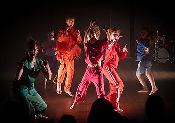 Billede fra danseprojektet "superpower ensemble 2025". Foto af Jan Vesala