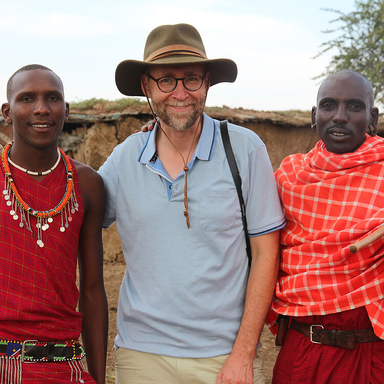 Foto af Tom Buk-Swienty og to afrikanere